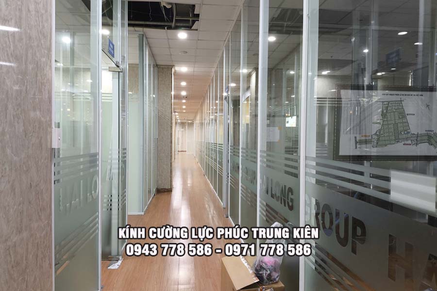 vách kính cường lực